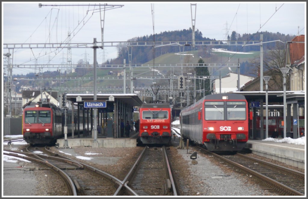 Zweimal pro Stunde treffen sich in Uznach drei Zge, hier der NPZ als Regionalzug nach Linthal, der Voralpenexpress nach Luzern mit der Re 456 und der Regionalzug nach St.Gallen.(06.01.2011)