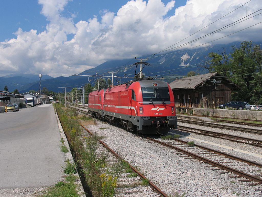 Zweimal eine Taurus (541-003 und 541-013) mit einem Lokzug in die Richtung Ljubljana auf Bahnhof Lesce Bled am 9-8-2010.