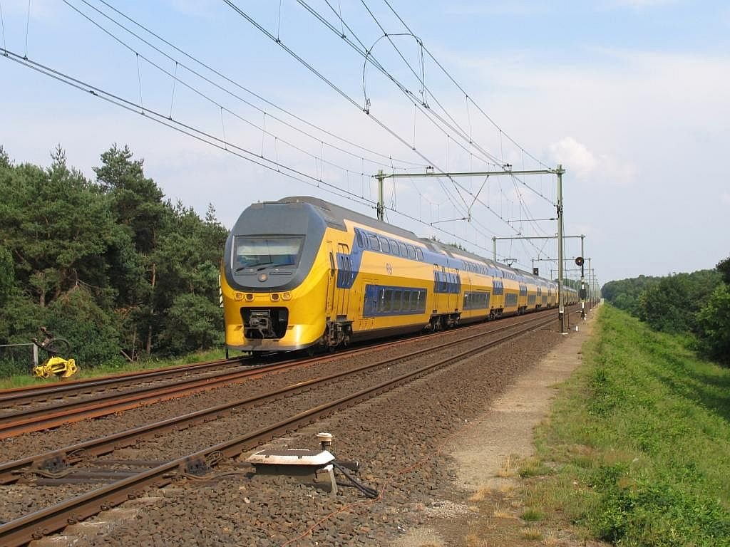 Zweimal VIRM 8600 zwischen Arnhem und Utrecht in Wolfheze am 14-6-2007.