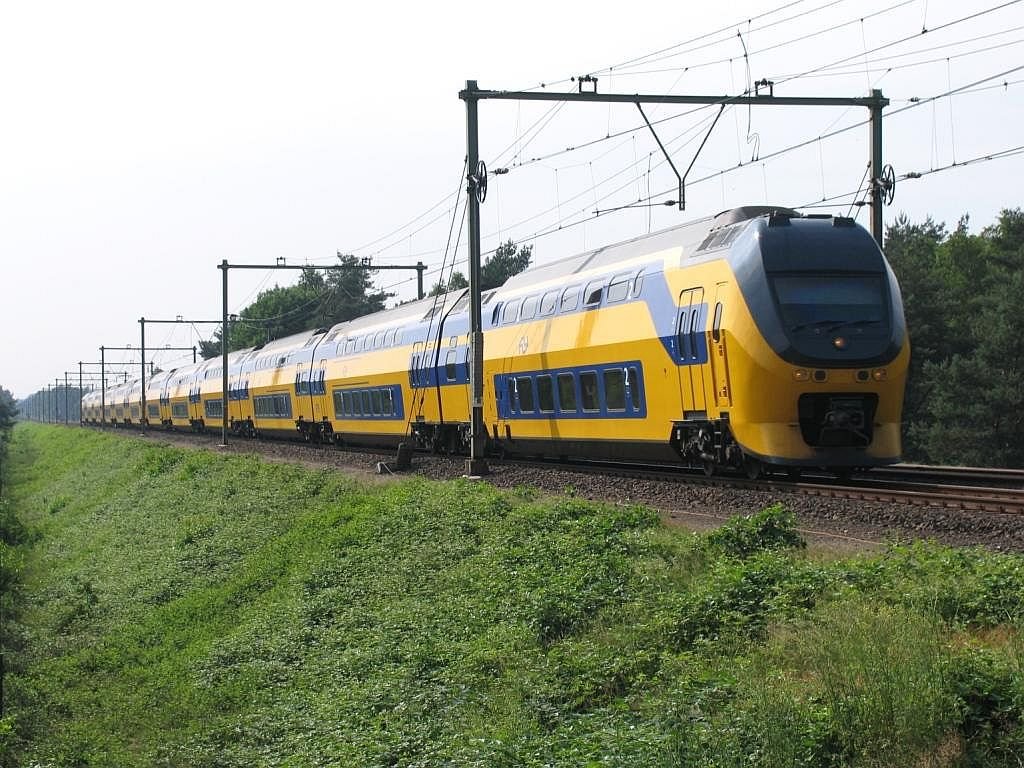 Zweimal VIRM 8600 zwischen Utrecht und Arnhem in Wolfheze am 14-6-2007.