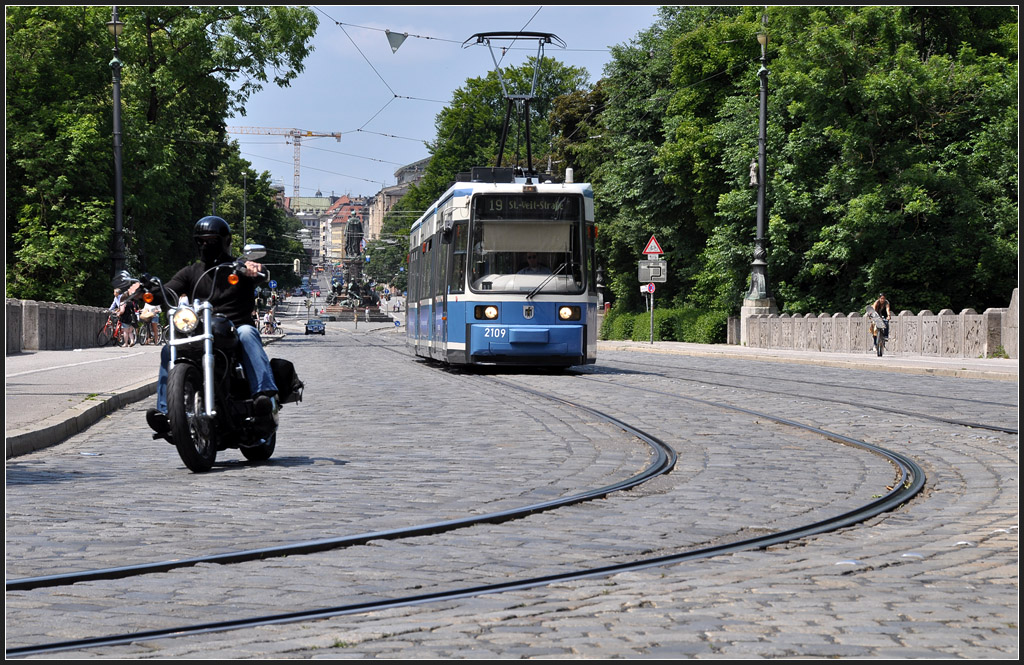 Zweirad und Zwölfrad - 

Wobei das Zwölfrad im Verhältnis zu den Rädern weit mehr Personen aufnehmen kann. Ein Motorad und eine Münchener Tram kurz vor dem Maximilianeum. 

17.06.2012 (J)