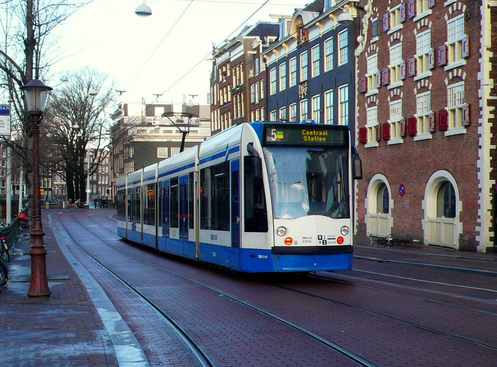 Zweirichtungscombino Nr. 2204 auf die Linie 5 beim Singel am 24.Dez.2011