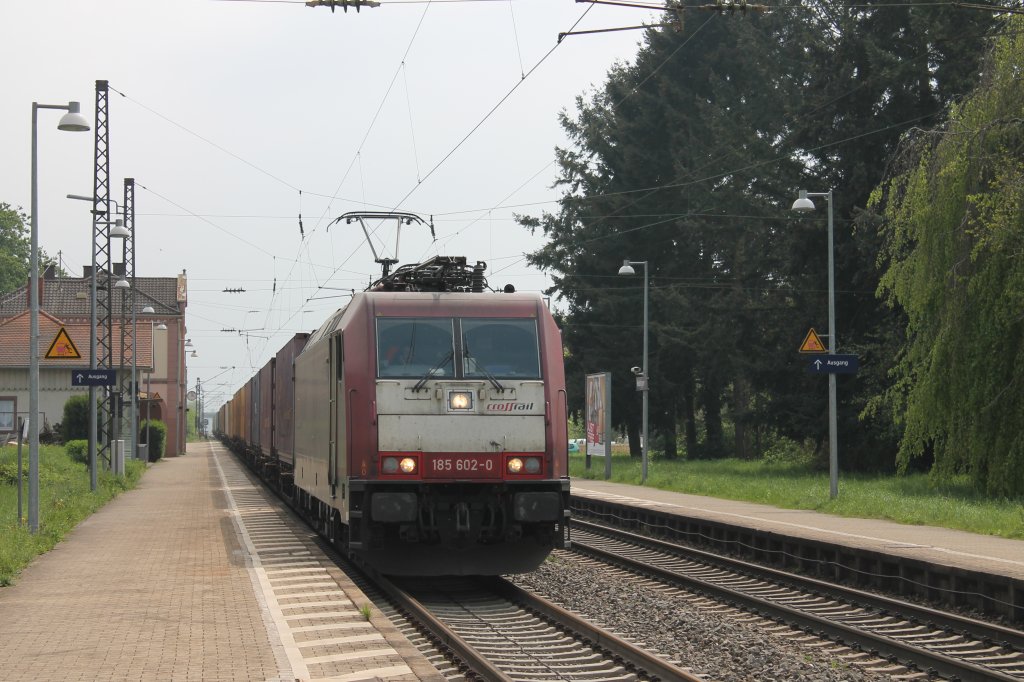 Zweite Craossrail 185: Hier die Pinke 185 602-0 am 02.05.2013 in Kenzingen mit einem bunten KLV.