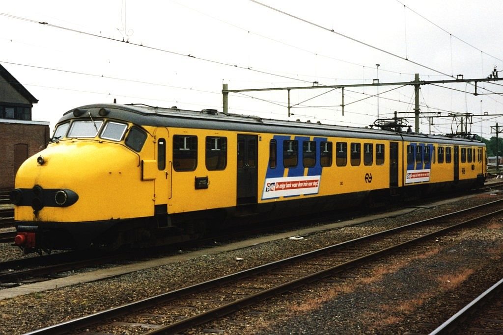 Zweiteilige  Hondekop  382 auf Bahnhof Leeuwarden am 6-6-1995. Bild und scan: Date Jan de Vries. 