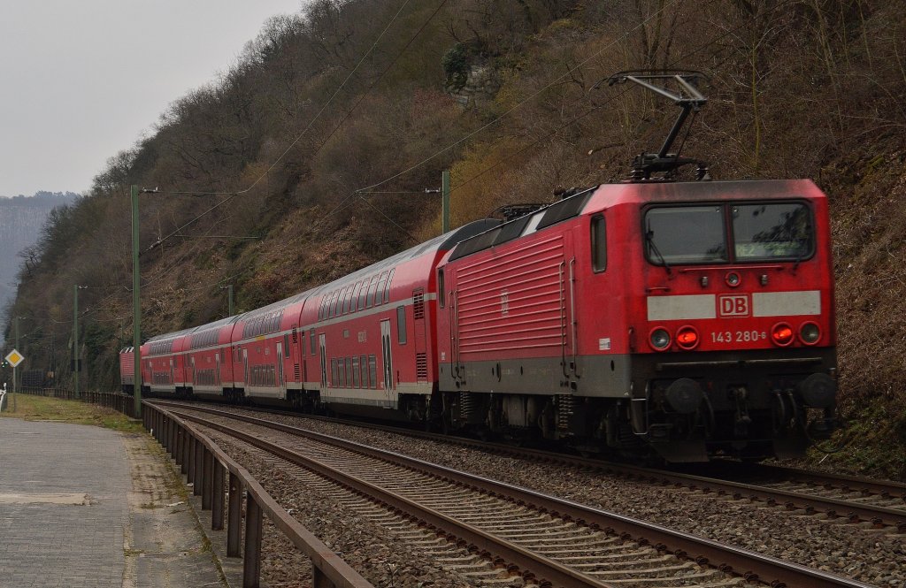 Zweiter Teil vom Sandwich, hier sind die Wagen und die 143 280-6 dann zu sehen. Dienstag 12.2.2013
