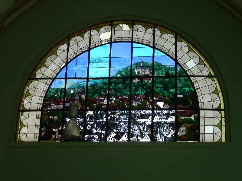 Zweites Bleiglasfenster im Bahnhof Bad Harzburg. Unten scheinen einige Fenster sich nicht mehr im Originalzustand zu befinden.
Foto aufgenommen im Sept-2004