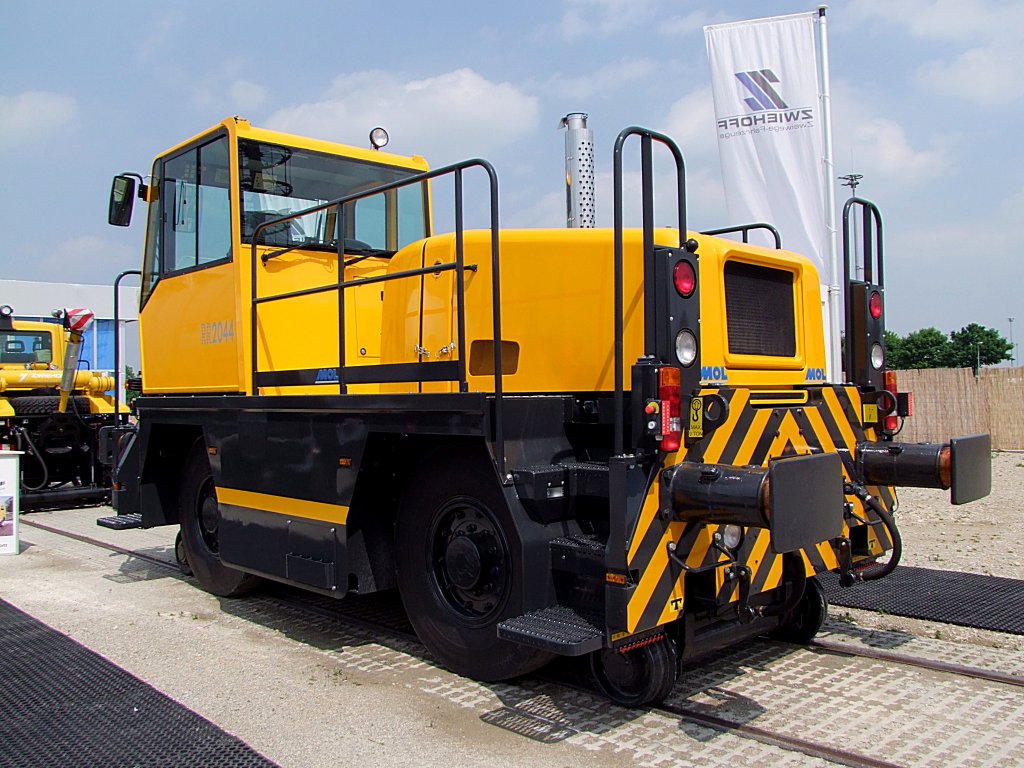 Zweiwege Fahrzeug Type RR2044 von MOL, einem Unternehmen der BLN-Group ,war auf der Transport-Logistic2011 in Mnchen ausgestellt;110513