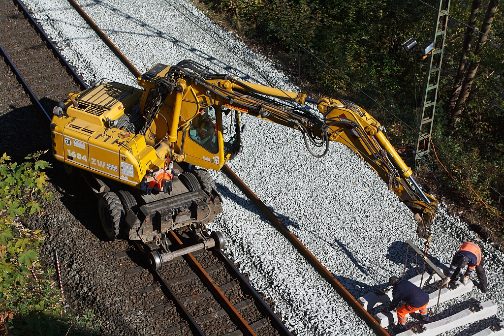 Zweiwegebagger (Atlas 1604 ZW) der  Schweerbau am 16.10.2011 bei der Arbeit (Schwellenverlegung) zwischen Kirchen und Betzdorf/Sieg. 