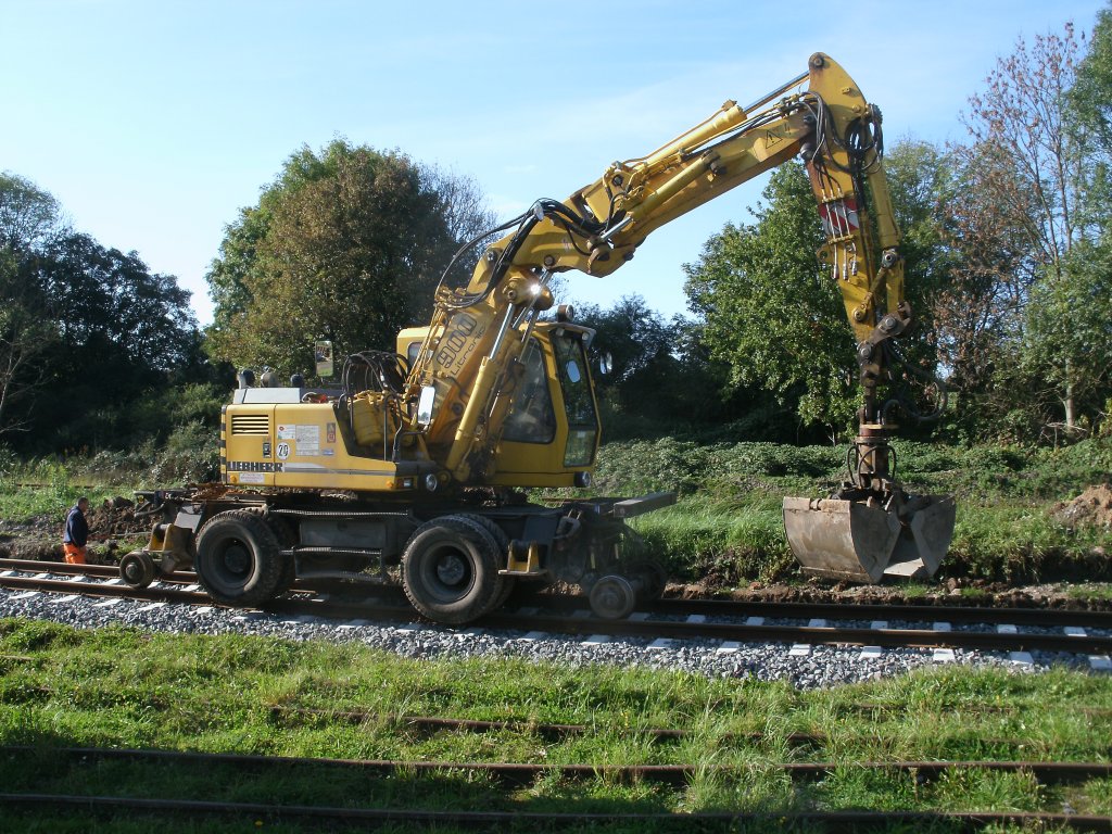 Zweiwegebagger auf dem zuknftigen Tankgleis fr den VT650 032,am 15.Oktober 2011,in Putbus.