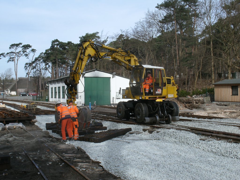 Zweiwegebagger brachte neue Schwellen an das Gleis 1 in Ghren am 27.Mrz 2012.