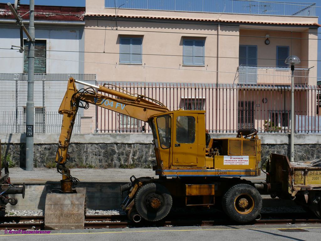 Zweiwegebagger der Firma Francesco Ventura FV-G6255 im Einsatz fr Gleisbauarbeiten auf dem 950mm Netz der Circumvesuviana.

2010-08-25 Torre Annunziata 