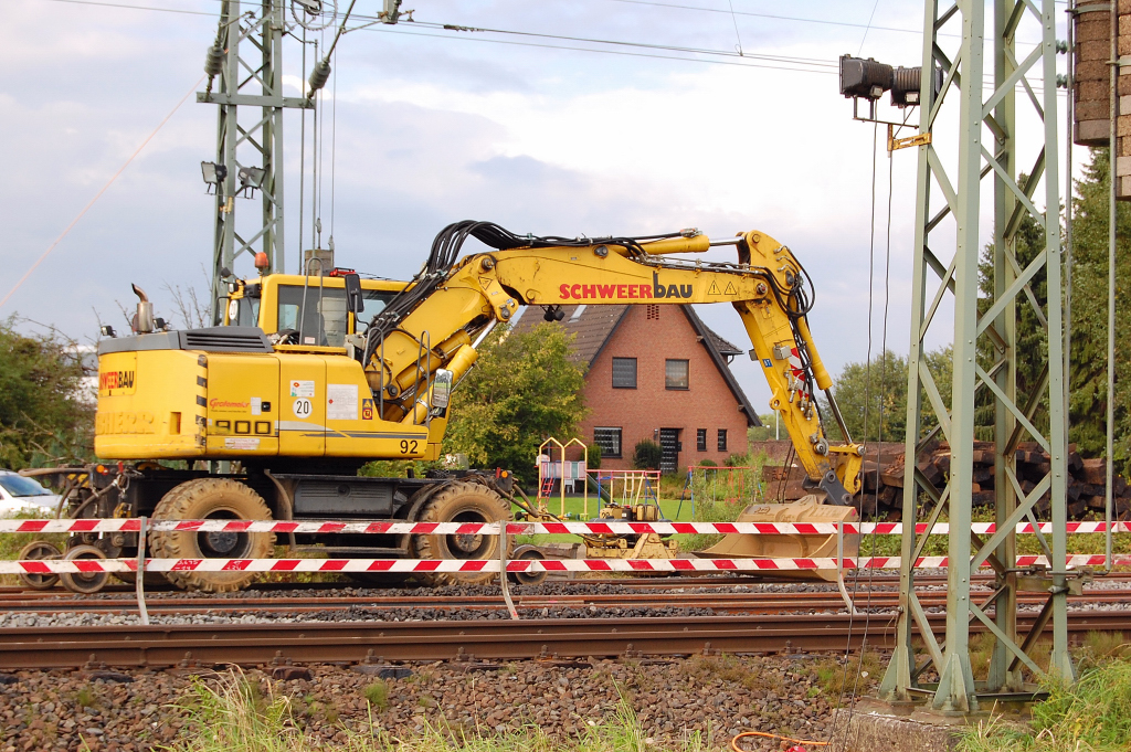 Zweiwegebagger in Kleinebroich bei der Arbeit. Die Firma Schweerbau renoviert hier Weichen und Gleise und Unterbau. 8.9.2010