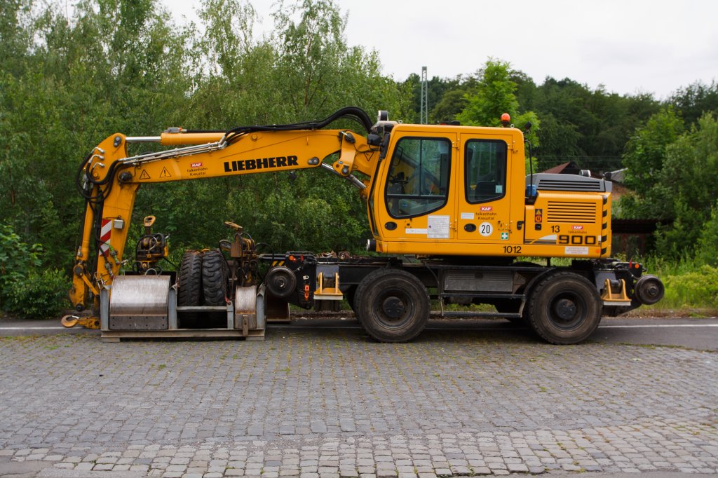 Zweiwegebagger (Liebherr A 900 C ZW Litronic) der  KAF Falkenhahn Bau AG, Kreuztal am 17.06.2011 abgestellt in Betzdorf/Sieg.  Eingestellt unter Kleinwagen Nr. 97 51 04 596 60 -9.