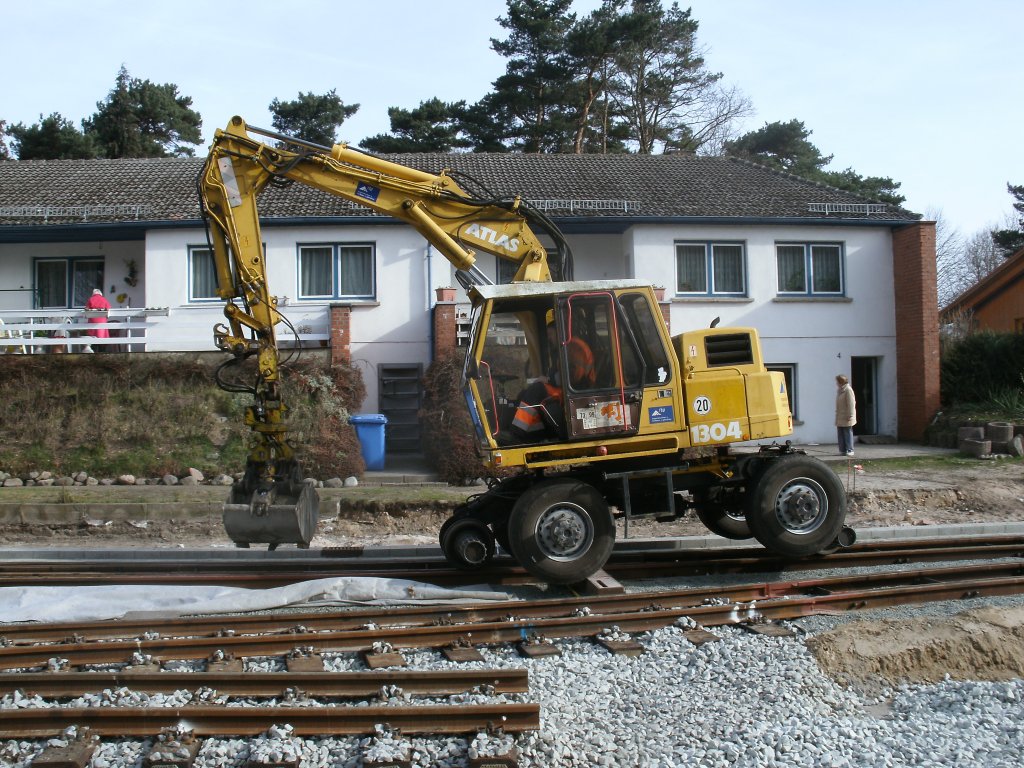Zweiwegebagger unterwegs,am 27.Mrz 2012,auf den neuen Gleisen in Ghren.
