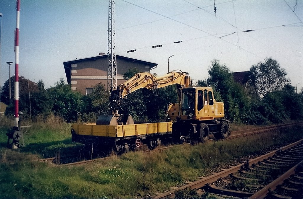 Zweiwegefahrzeug am Bahnbergang in Lancken im Oktober 2006.