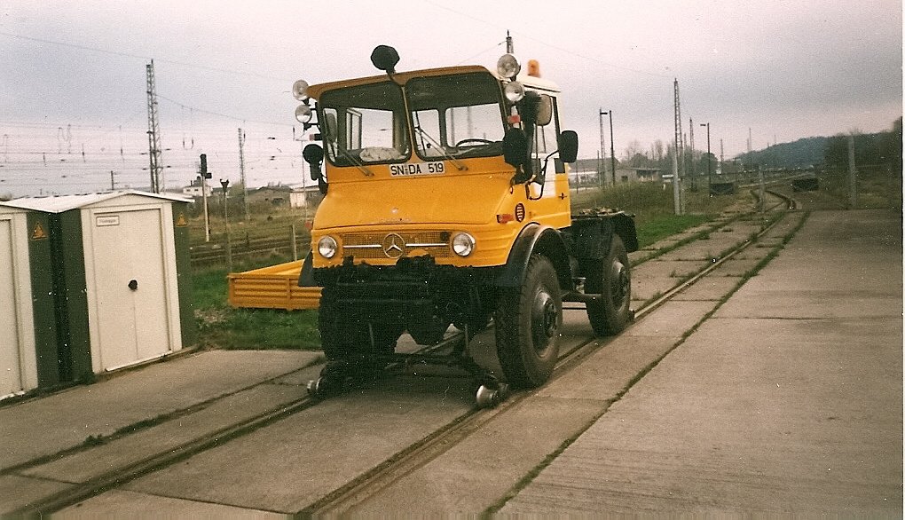 Zweiwegefahrzeug im Mai 1999 in Bergen/R�gen.
