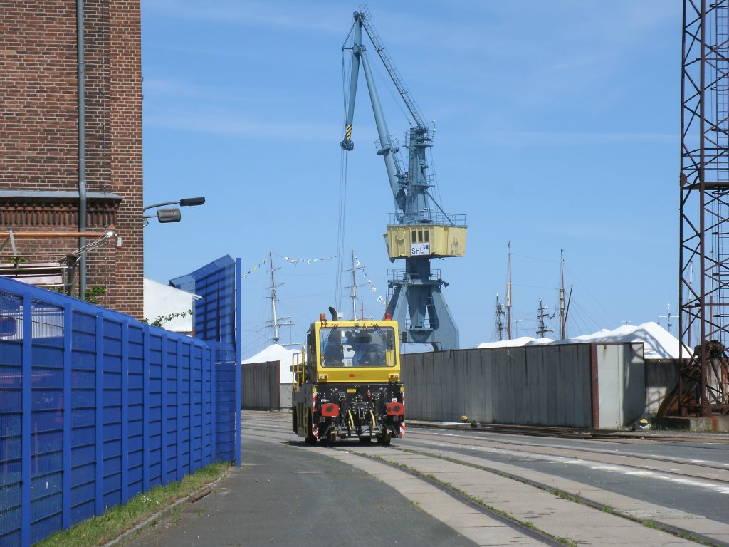 Zweiwegefahrzeug im Stralsunder Nordhafen am 05.Mai 2013.
