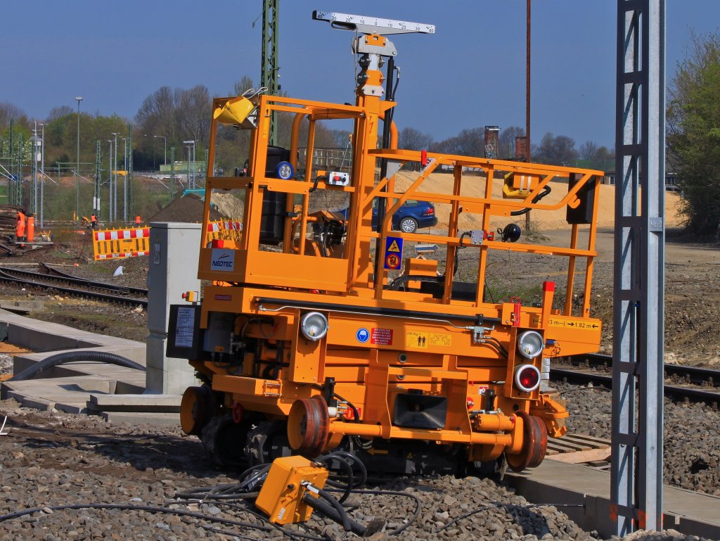 Zweiwegehubarbeitsbhne XLAD PLUS von Balfour Beatty am 24.04.2013 in Aachen West. Das kompakte Fahrzeug hat quer zur Schienenlaufrichtung ein Kettenfahrwerk mit dem es sich Off-Road bewegt. Mit einer Scherenkonstuktion kann die Arbeitsbhne mit zwei Mann mehr als 5m angehoben werden. 