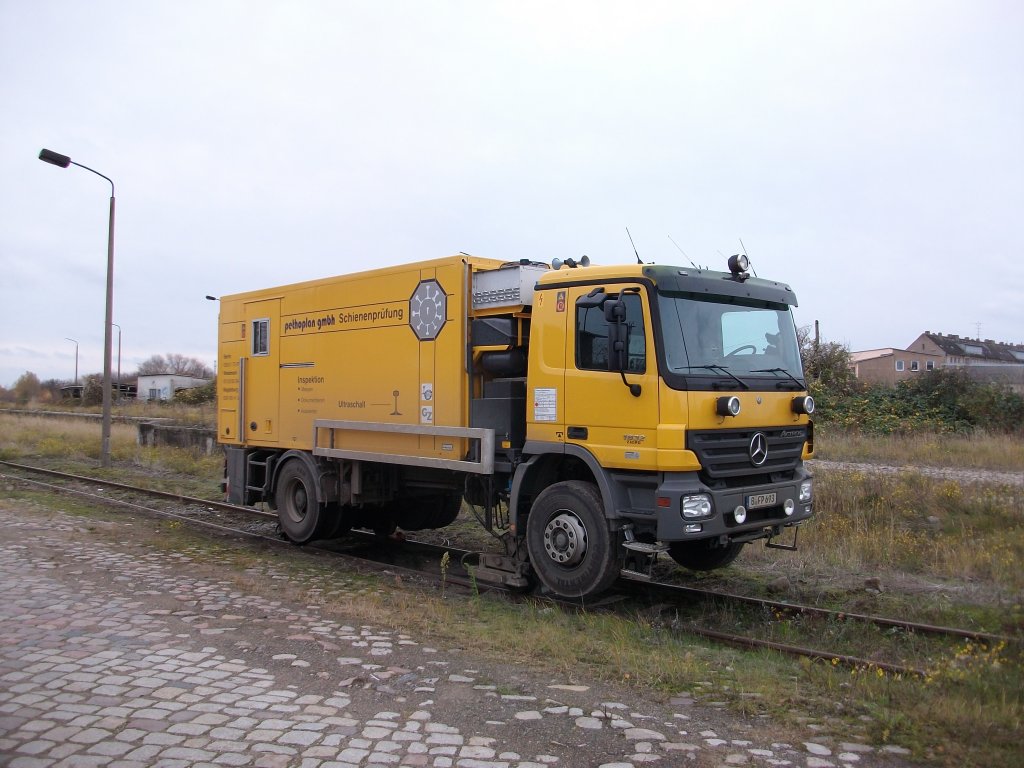 Zweiwegeschienenprffahrzeug am 13.November 2010 auf der Ladestrae in Stralsund.