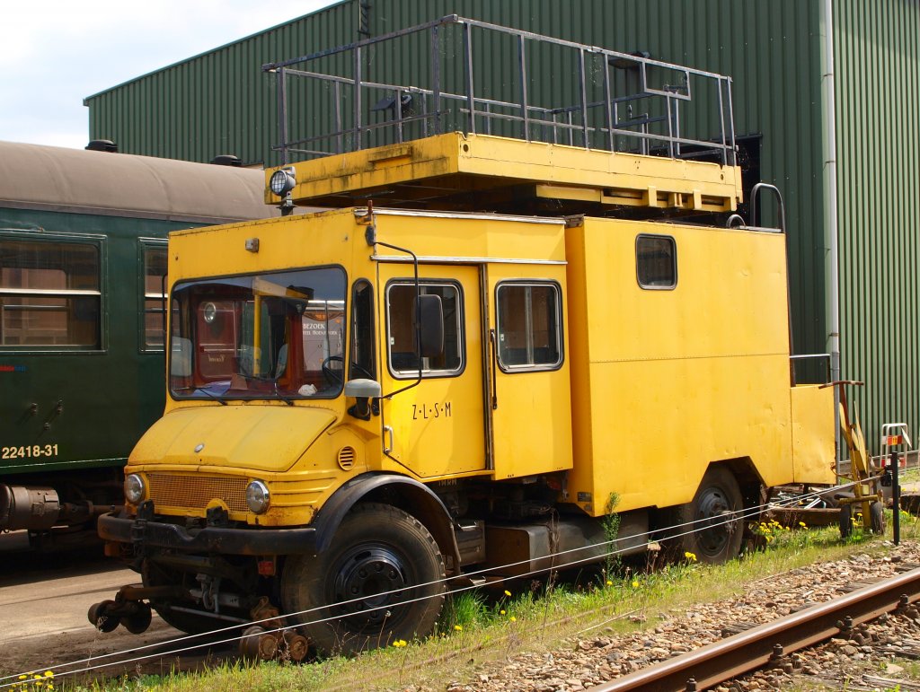 Zweiwegeunimog der Sdlimburgischen Dampfeisenbahngesellschaft (ZLSM). Das Fahrzeug mit der Bhne wurde ursprnglich fr Oberleitungsarbeiten bei der Niederlndischen Eisenbahn genutzt. Hier bei der ZLSM nutzt man den Unimog fr Schneidearbeiten an Bumen und Hecken am Streckenrand.