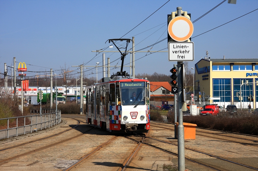 Zwickau - SVZ/Linie 3 - 938 vor der Hst. Stadthalle am 02.04.2009. Hier trennt sich Normal- und Meterspur, nach links die Trasse zum Hbf fr die RegioSprinter der VBG und nach rechts die Straenbahntrasse nach Neuplanitz. 