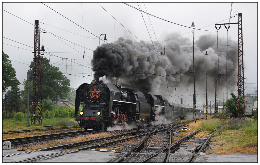 Zwischen 1. und 3. Juni fanden in Vrtky die Kindertage 2012 statt. Aus diesem Anlass wurden von und nach Vrtky zahlreiche Sonderzge in Verkehr gesetzt. Den Anfang machten am 1.6.2012  475 196 und 475 179 mit ihrem Sonderzug Os 31207 von  Vrtky ber Zvolen retour nach Vrtky. Die Aufnahme zeigt den Zug bei der Ausfahrt aus Vrtky.