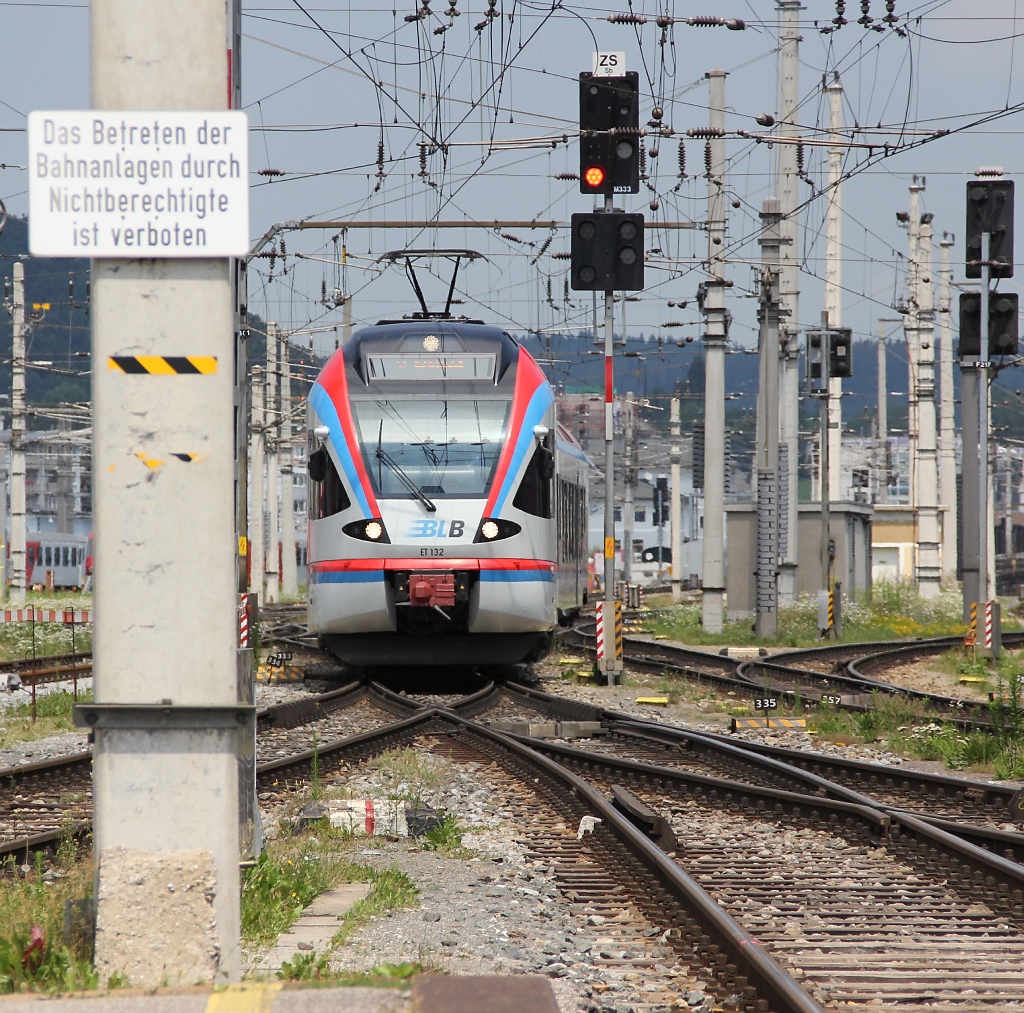 Zwischen all den Masten, Signalen und Drhten ist auch noch der ET 132 der BLB bei der Einfahrt nach Salzburg Hbf zu sehen. Aufgenommen am 05.07.2012.