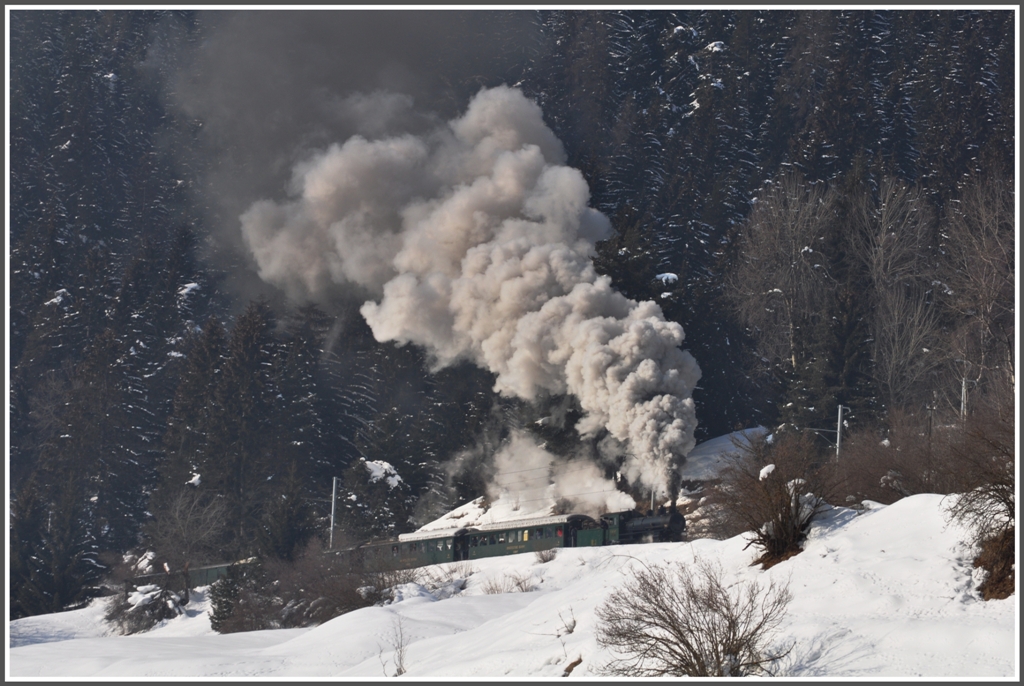 Zwischen Alvaneu und Schmittentobel kmpft sich die G 4/5 107  Albula  mit krftigen Auspuffschlgen die Steigung hinauf. (12.02.2012)