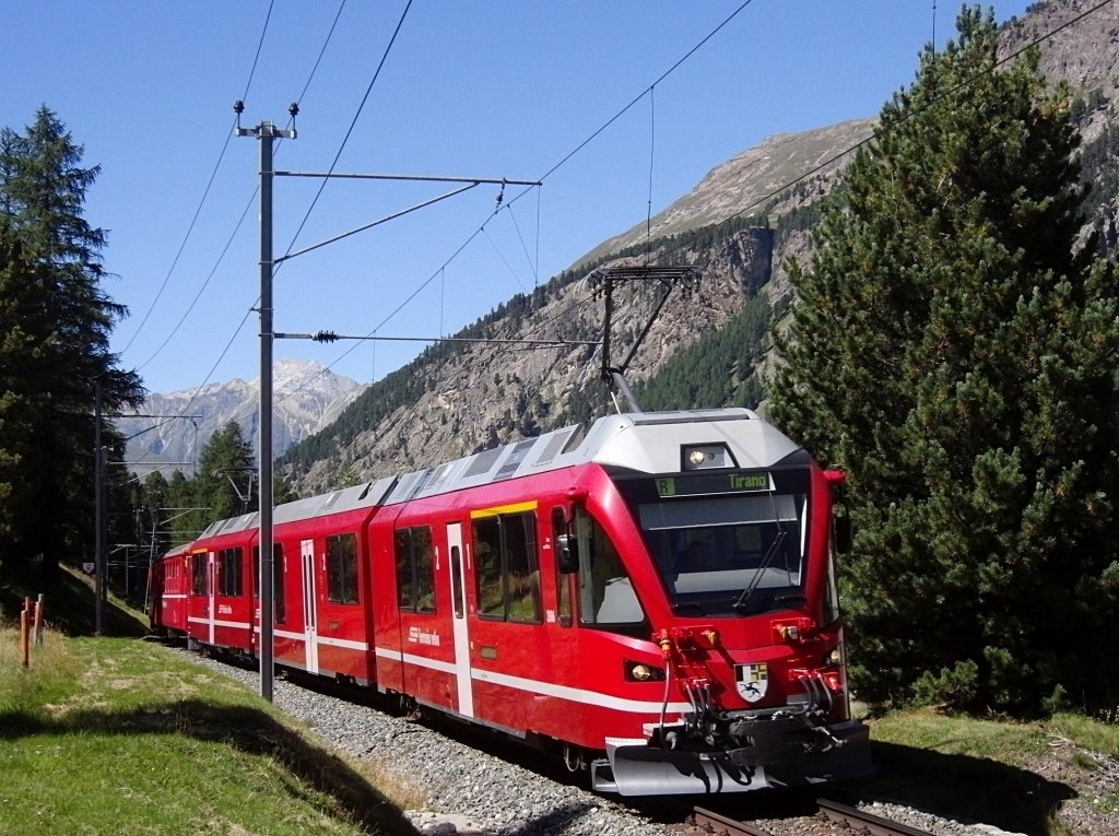 Zwischen den Bahnhfen Surovas und Morteratsch ist R 1637 von St. Moritz kommend am 19.08.2012 unterwegs nach Tirano.