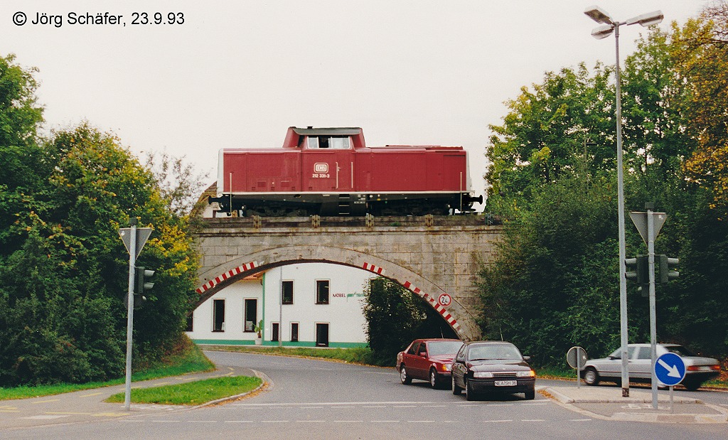 Zwischen den beiden Neustdter Bahnhfen fhrte die Aischgrundbahn auf einem Steinbogenviadukt ber den Riedweg. (Blick nach Sden am 23.9.93)