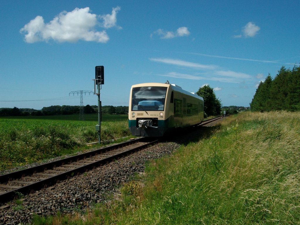 Zwischen Bergen/Rgen und Putbus ist am 07.Juli 2010 PRESS VT650 032 unterwegs.