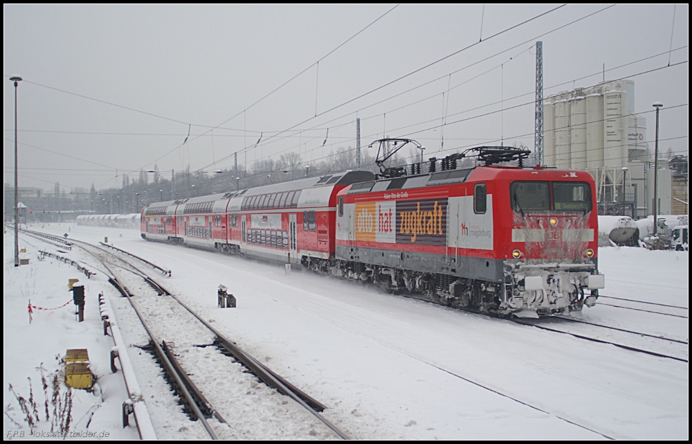 Zwischen Berlin und Magdeburg verkehrt seit einiger Zeit der IRE 25. Dieser Zug fhrt eigenwirtschaftlich und um mehr Aufmerksam bei den Bahnreisenden zu wecken, wurde 112 139 ebenfalls beklebt:  otto hat zugkraft . Im Bild fhrt der Zug am 29.12.2010 am S-Bahnhof Berlin Greifswalder Strae vorbei dem nchsten Ziel entgegen.