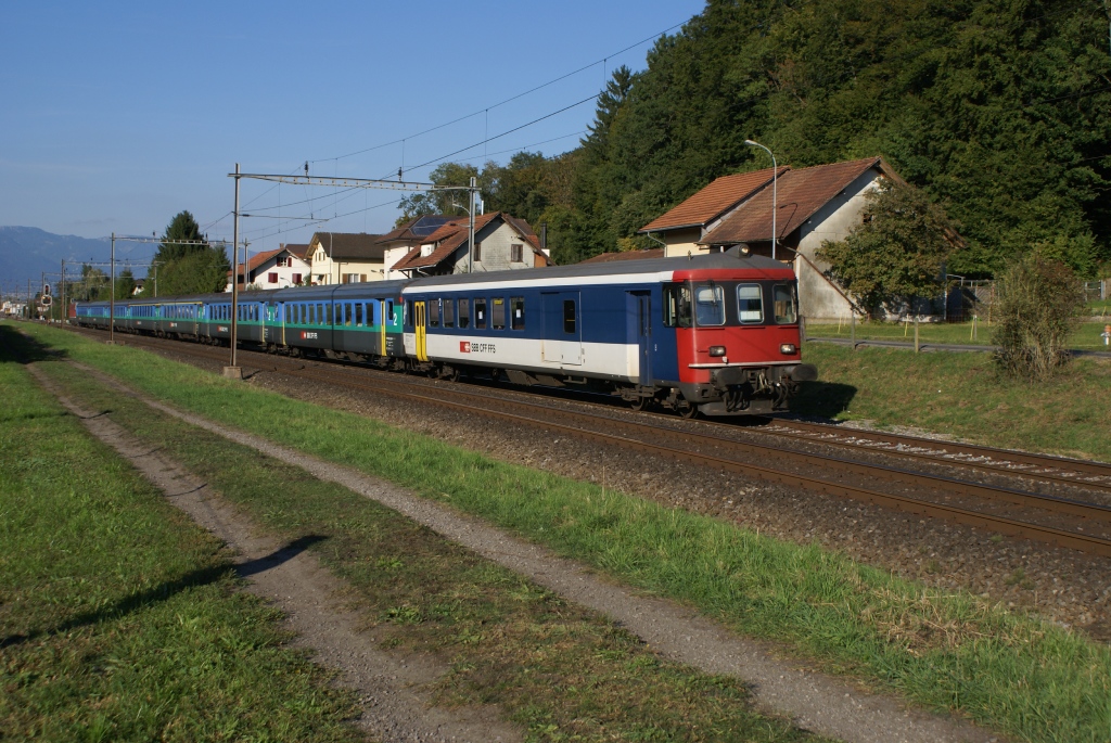 Zwischen Bern und Biel kommt vergleichsweise hufig anstelle einer zweiten IC 2000-Komposition dieser Ersatzzug zum Einsatz. Am Abend des 19.9.10 verlsst er als RE 1870 Busswil.