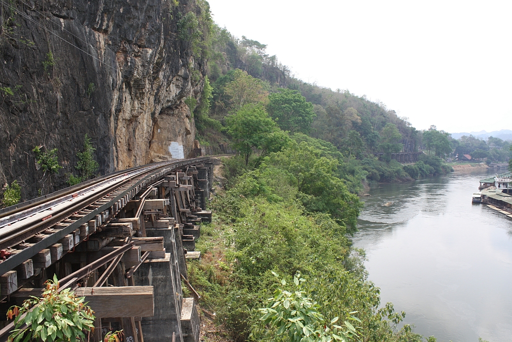 Zwischen den Bf. Saphan Tham Krasae und Tham Krasae ist die Strecke wegen der Enge zwischen dem Kwai Noi und dem Bergmassiv als Viadukt ausgeführt. Blick von Tham Krasae in Richtung Saphan Tham Krasae am 12.März 2012. 
