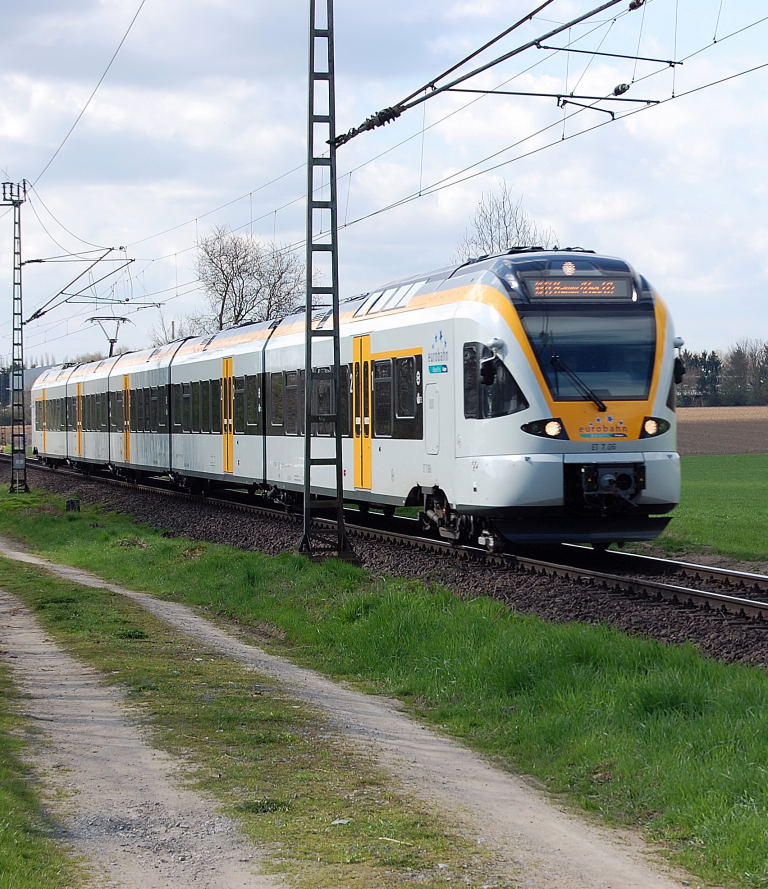 Zwischen Boisheim und Dlken begegnete mir der ET 7.06 der ERB als RE13 mit seinem Ziel Hamm Westfalen. 10.4.2010