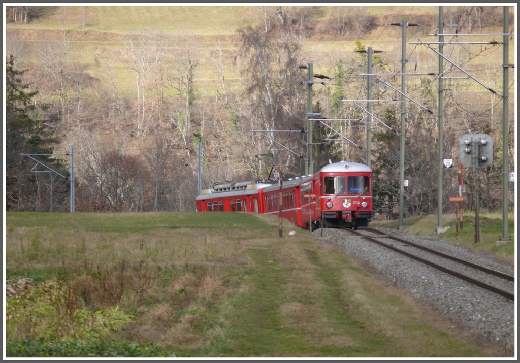 Zwischen Bonaduz und Reichenau-Tamins schlngelt sich die Bahn ber zwei Gefllestufen zum Rhein hinunter. S1 1516 mit Steuerwagen 1716. (08.12.2010)