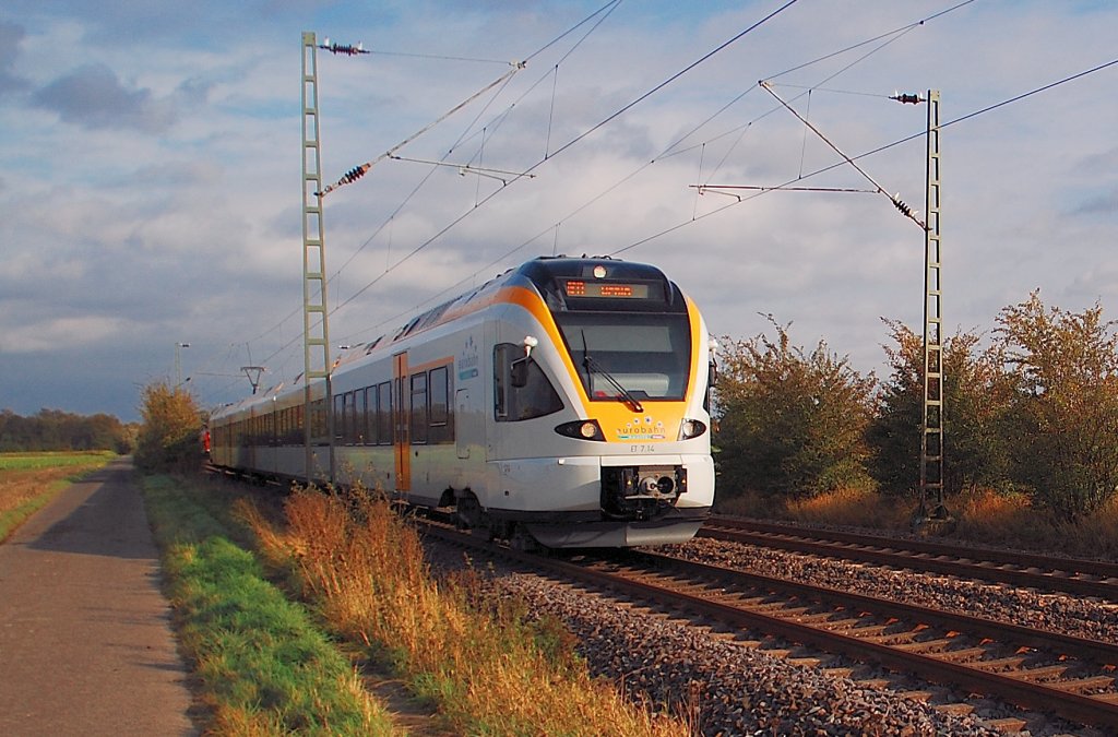 Zwischen Bttgen und Kleinenbroich kommt hier am 10.10.2011 der Eurobahntriebwagen ET 7.14 in rasanter Fahrt durch die Felder daher. Er eilt hier von Neuss nach Mnchengladbach Hbf, um von dort nach Venlo in den Niederlanden zu fahren.