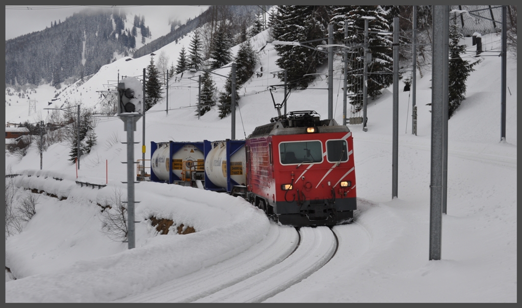 Zwischen Bugnei und Momp-Tujetsch berholen wir einen Gterzug, der auf dem Verbindungsgleis zur Alptransit Gotthard Basistunnel Baustelle steht und auf die Weiterfahrt nach Disentis wartet. (10.01.2012)