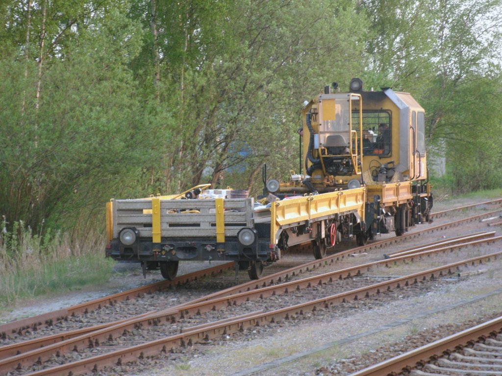 Zwischen dem Abstellplatz und dem Bahnhof in Bergen/R�gen gibt es eine kleine Zufahrtsstrecke.Auf der Zufahrtsstrecke war,am 08.Mai 2012,dieses Gleisarbeitsfahrzeug zum Bahnhof unterwegs.
