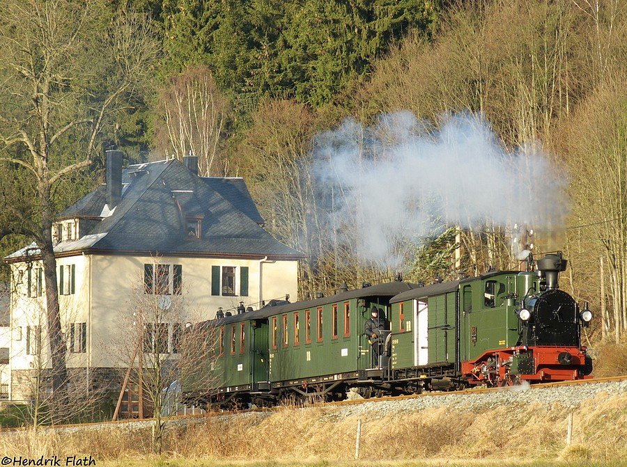 Zwischen dem Haltepunkt Forellenhof und dem Bahnhof Schmalzgrube ist die I K Nr.54 mit ihrem Zug am 29.11.2009 unterwegs. 