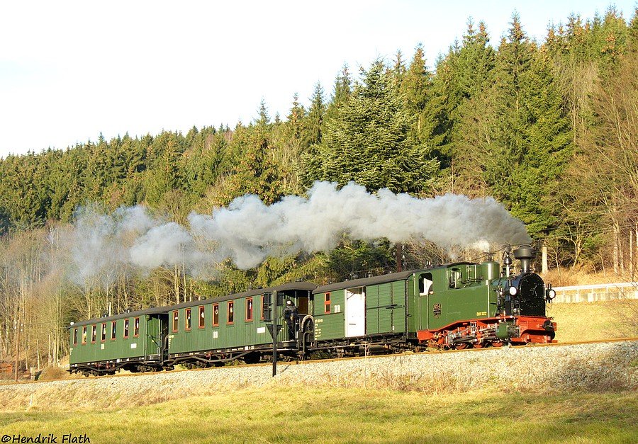 Zwischen dem Haltepunkt Forellenhof und dem Bahnhof Schmalzgrube ist die I K Nr.54 mit ihrem Zug am 29.11.2009 unterwegs. 