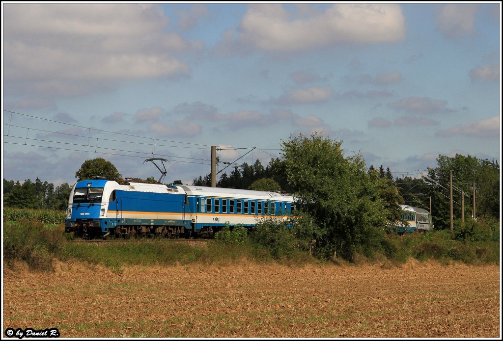 Zwischen Eggmhl und Kfering wurde dann 183 004 mit dem ALX 354 (Prag/Praha - Regensburg - Mnchen Hbf) noch bildlich festgehalten. (10.09.2011)