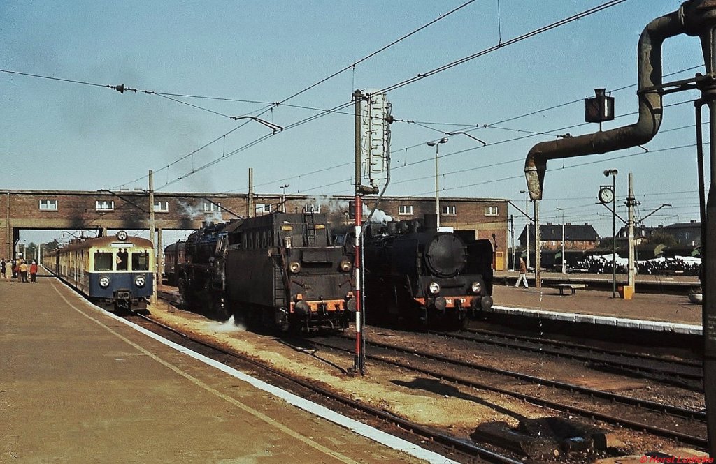 Zwischen einem aus Gdansk einfahrenden EN 57 und der Oi2 29 (ex DRG 24 092) rollt eine Ty4 (ex DRG 44) durch den Bahnhof Tzcew (September 1976)