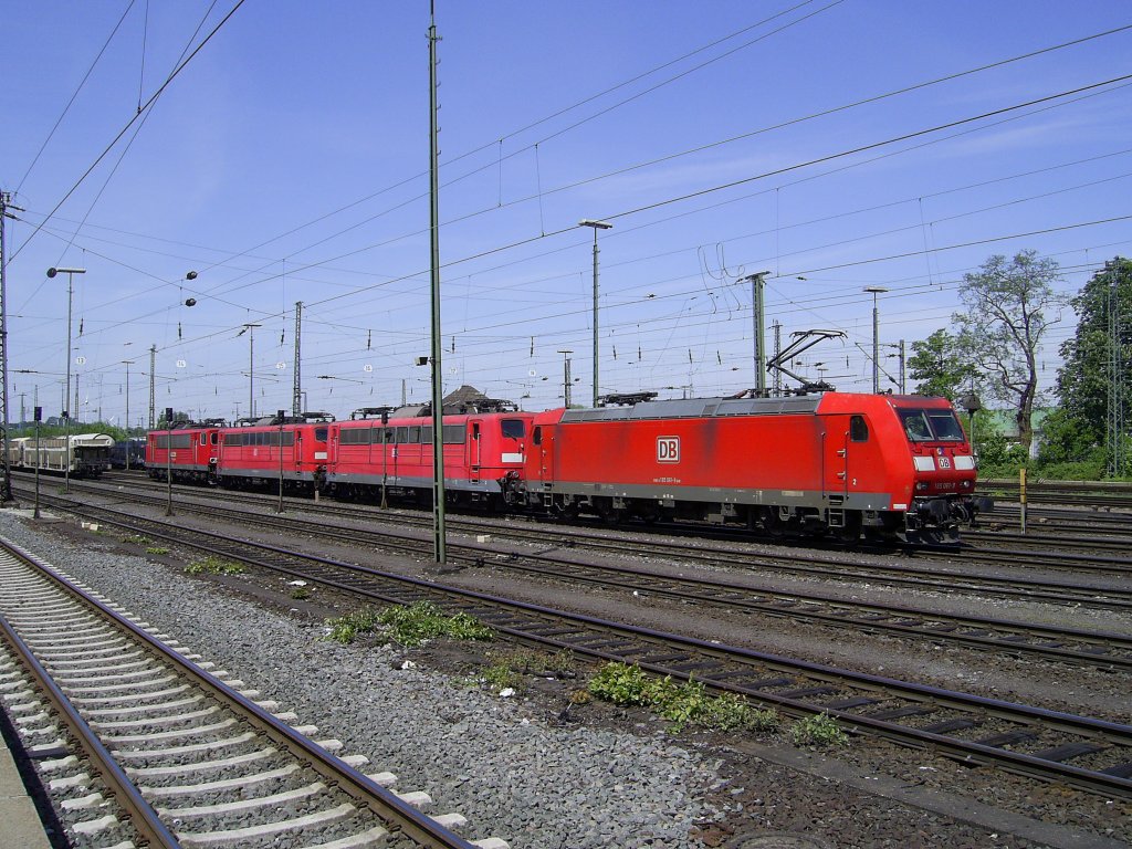Zwischen einem Autotranportwagenzug und einem mit Kesselwagen schlich sich 185 061 mit anhang in Form von 151 051 + 151 099 + 155 077 hindurch und machte kurz halt, gut fr mich :-)
Einige minuten spter standen allesamt an den Lagerhallen abgestellt und sonnten sich (do,17.05.12)