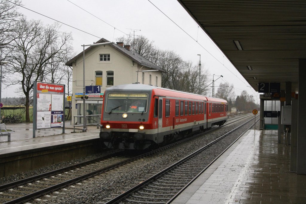 Zwischen Feldkirchen und Markt Schwaben verluft die KBS 940 nur geradeaus. So knnen die Triebwagen der BR 628 mit Hchstgeschwindigkeit fahren. 628 571-2 durchfhrt den Bahnhof Poing am 13.01.11 gen Mhldorf.