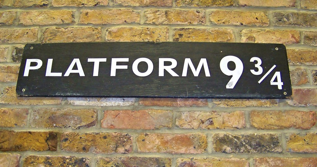 Zwischen den Gleisen 8 und 9 findet man im Bahnhof King's Cross nach langem Suchen und unter Anleitung eines freundlichen Bahn-Mitarbeiters dieses Kuriosum  la Harry Potter - der Durchgang in die Zaubererwelt zum  Gleis 9 3/4 , der allerdings verschlossen war;)... Ganz nett gemacht, find ich!:)