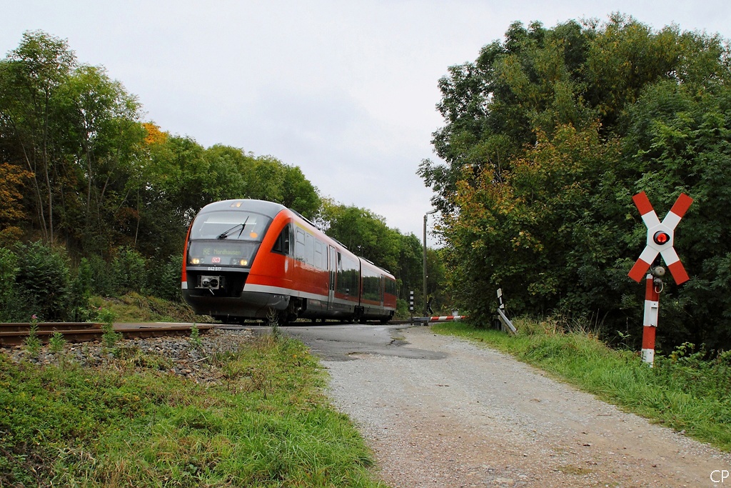 Zwischen Greuen und Wasserthaleben berquert 642 017 am 2.10.2010 diesen Bahnbergang der Bauform HS-64b.