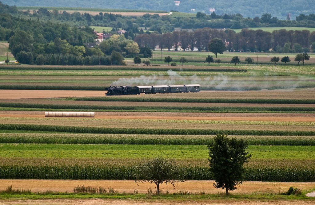 Zwischen Harmannsdorf-R�ckersdorf und Mollmannsdorf ist diese Aufnahme entstanden. 52 100 mit REX 7388, unterwegs von Korneuburg nach Ernstbrunn, am 15.08.2010.