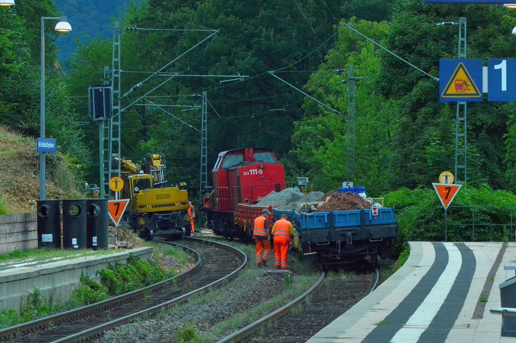 Zwischen Heidelberg Altstadt und Neckargemnd finden zur Zeit Gleisbauarbeiten statt, so auch am Samstagabend gegen 20 Uhr in Schlierenbach-Ziegelhausen.
Hier leistet die 203 111-0 hilfreichen Dienst. 3.8.2013
