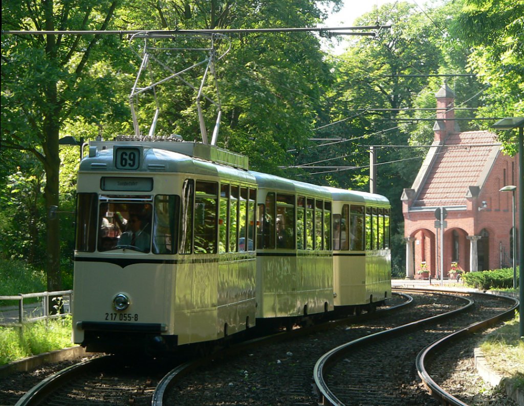 Zwischen der Herzbergstra�e und der Allee der Kosmonauten findet sich eine kurze innerst�dtische Idylle, in der man sogar manchmal Schafe grasen sieht. Hier der Reko-Zug des Denkmalpflegevereins Nahverkehr zur Themenfahrt  100 Jahre Karlshorst  zwischen Karlshorst und Krankenhaus K�nigin Elisabeth Herzberge. Gewendet wurde im Betriebsbahnhof Lichtenberg und im Blockdammweg. 5.6.2010